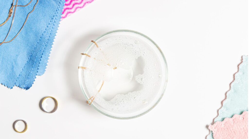 sieraden schoonmaken baking soda